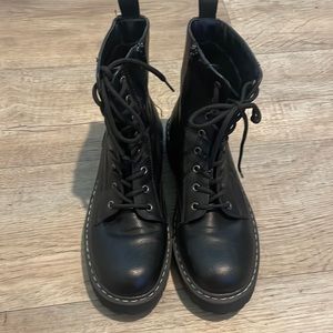Woman combat boot size 10